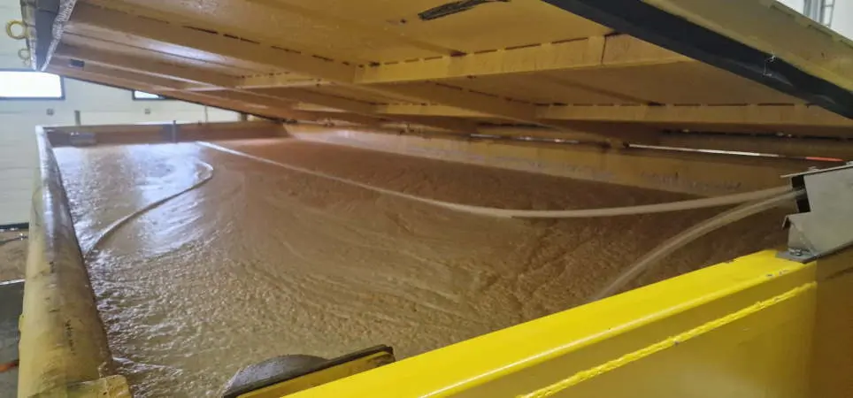 FRIESS W40 hose oil skimmer sweeping floating fat from food-industry wastewater