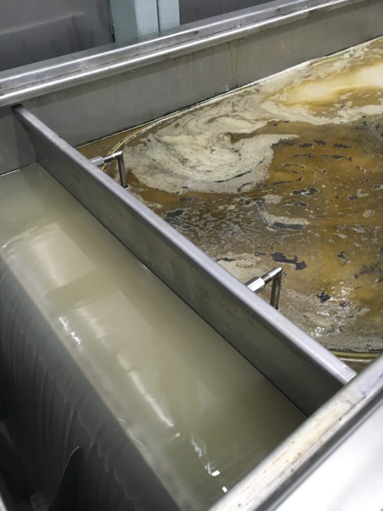 Floating oil and adjacent liquid compartments inside an SMT-FL separator tank